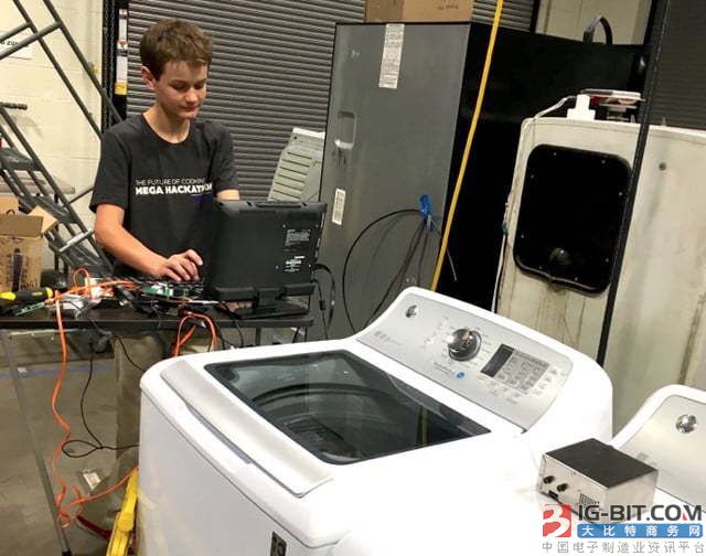 美国14岁少年发明新设备 可以让洗衣机说话