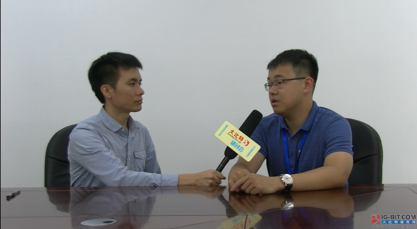 云星电子总经理方燕雄（右）接受大比特记者采访