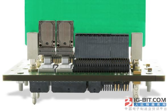600G LightCONEX插件模块由两个并排的24通道收发器组成
