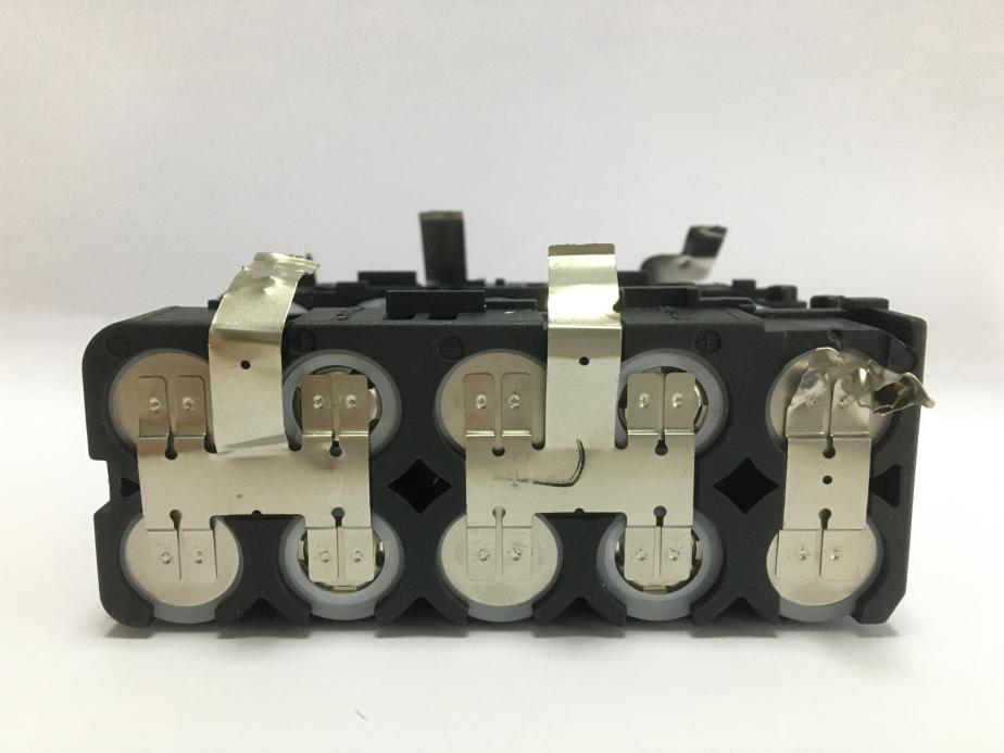 取出PCB板和电池组后，剪开连接的金属片，然后可得到一块完整的电池组