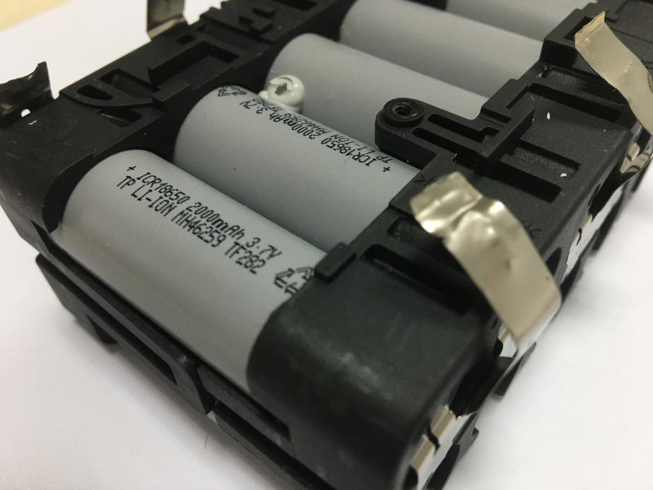 该款电池是属于圆柱形钴酸锂电池ICR18650 2000mAh 3.7V