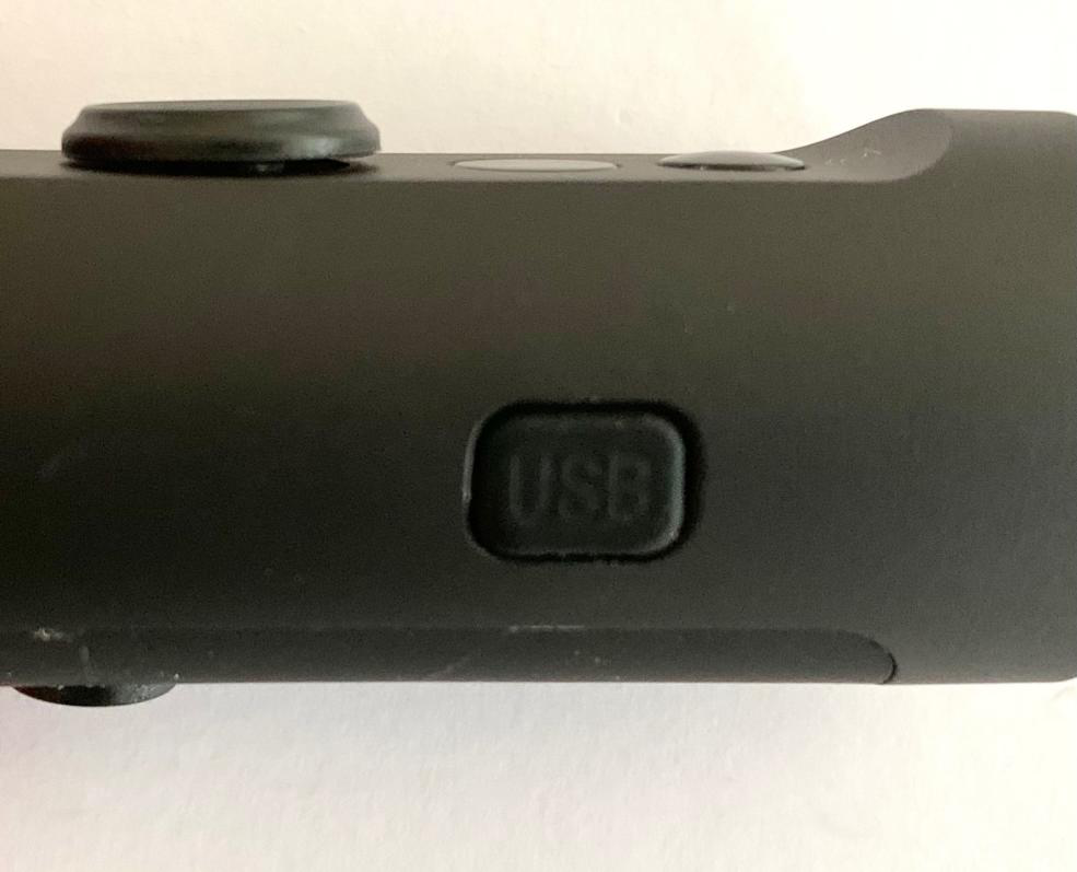 SPG-C手柄上方左侧采用常见的MICRO-USB接口