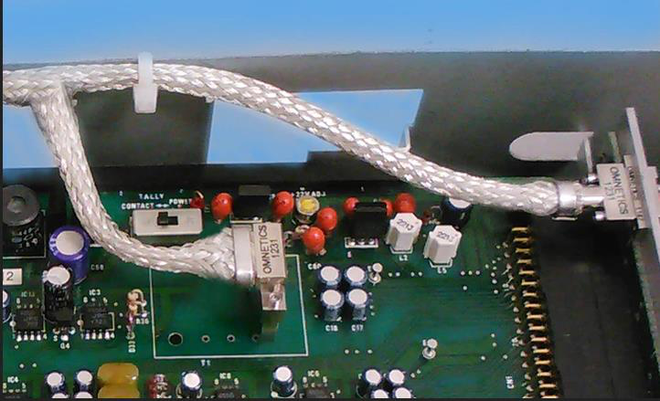 如何管理微型连接器和电缆系统中的EMI和信号噪声？