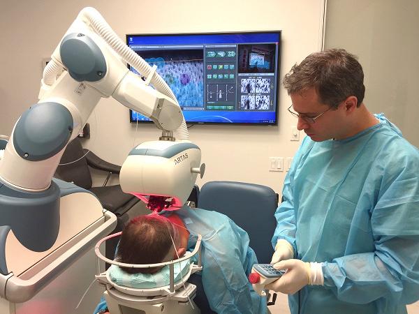 国产手术机器人让医生免辐射，跻身进口独霸的千亿介入影像市场
