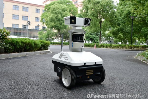 国辰机器人自主研发的园区巡检机器人为园区安全保驾护航