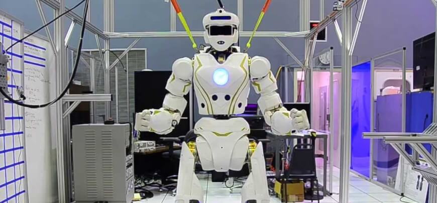 助截瘫患者重新站起来 “成都造”外骨骼机器人完成智能升级即将投用