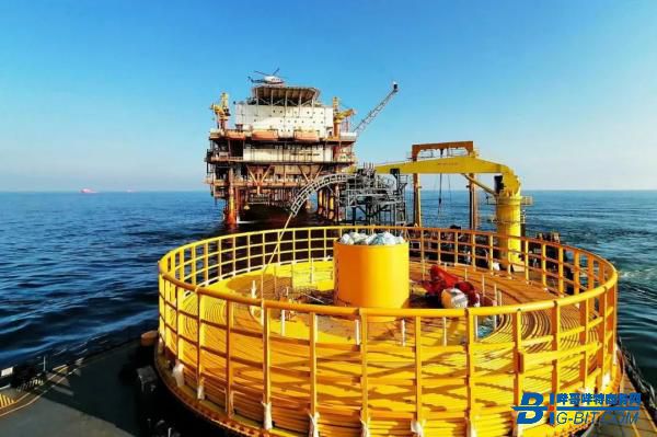 渤海油田首条国产脐带缆完成海上铺设