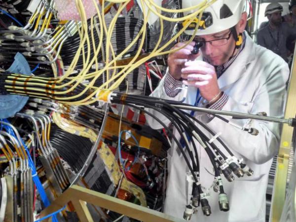 Axon电缆工程师的现场操作（照片由欧洲核子研究中心提供）